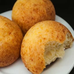 Almojábanas (Colombian Cheese Bread)